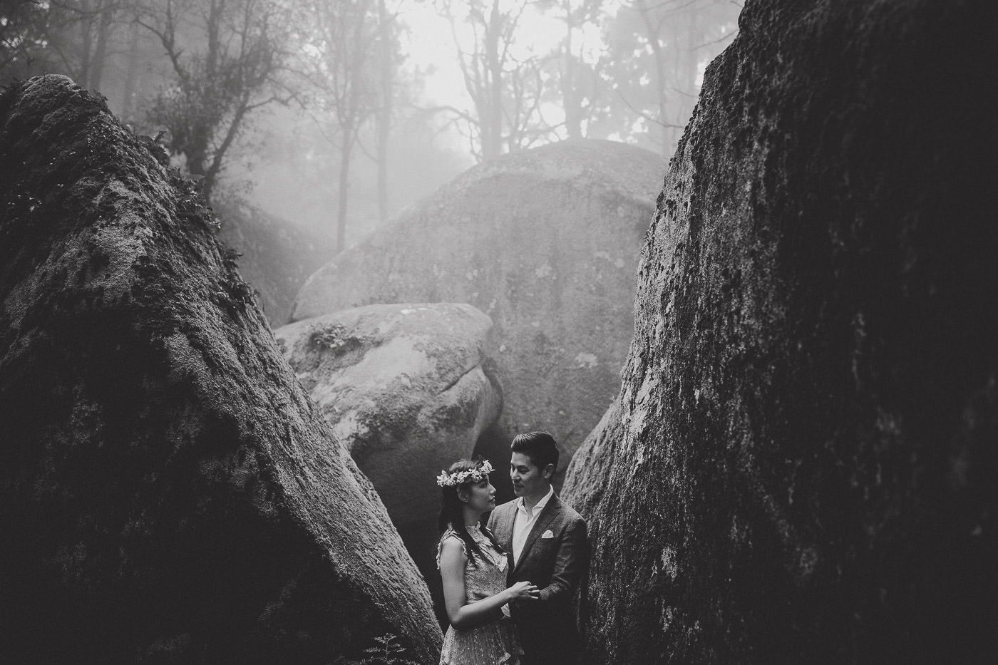 engagement-session_sintra_peninha_couple_fog