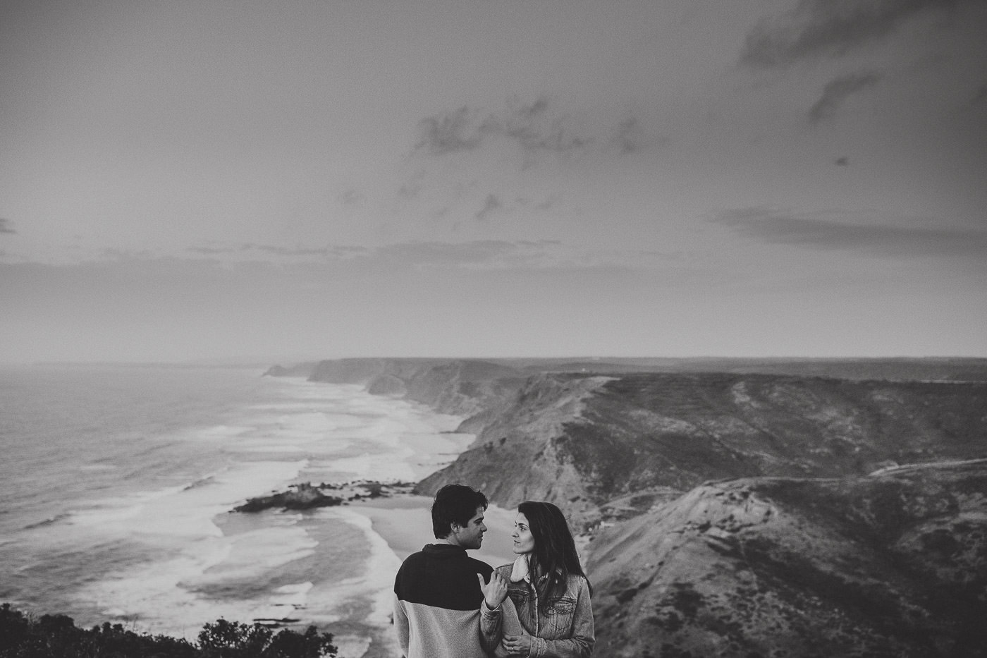 engagement-session_beach_algarve_torre-aspa_wheat-field_portugal_couple_sunset