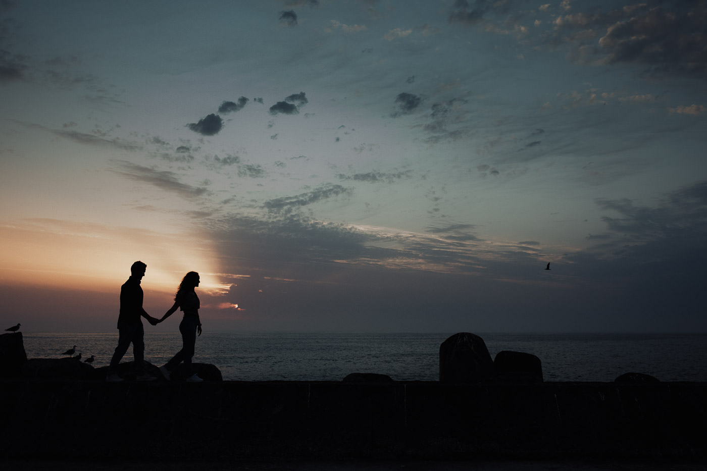 engagement-session_beach_ericeira_portugal_couple_sunset
